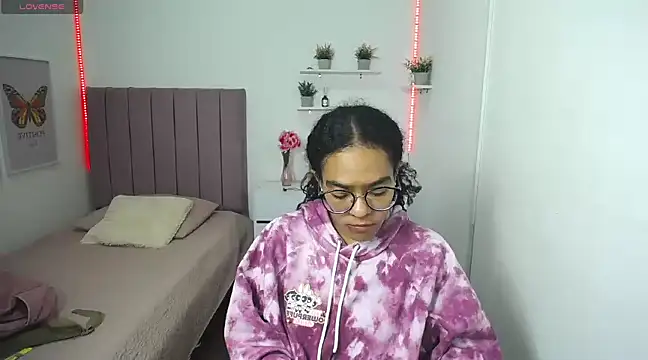 Nina lovee  online show from 14, 12, 2024