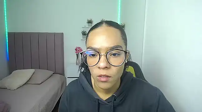 Nina lovee  online show from 18, 12, 2024