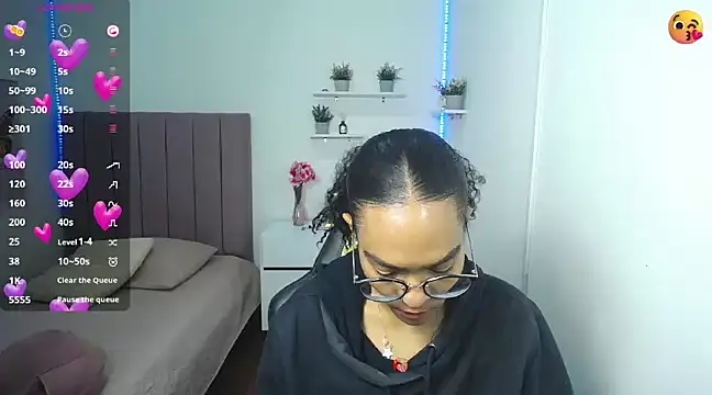 Nina lovee  online show from 18, 12, 2024