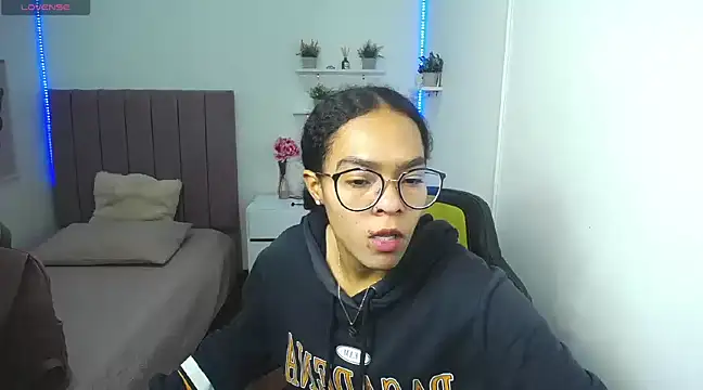 Nina lovee  online show from 10, 1, 2025