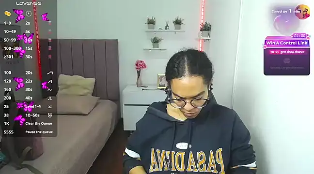 Nina lovee  online show from 10, 1, 2025