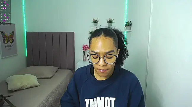 Nina lovee  online show from 4, 2, 2025