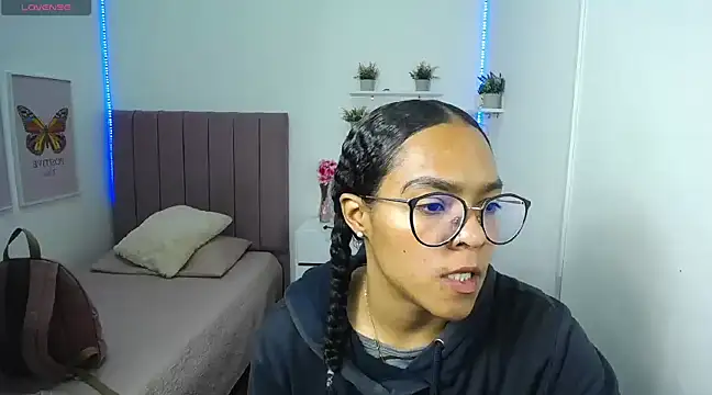 Nina lovee  online show from 6, 2, 2025