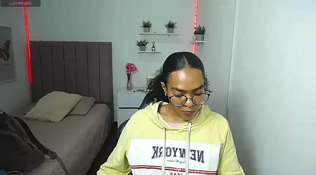 Nina lovee  online show from 12, 2, 2025