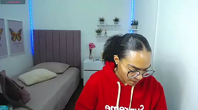Nina lovee  online show from 14, 2, 2025