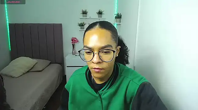 Nina lovee  online show from 15, 2, 2025