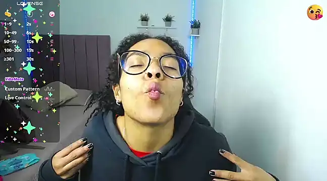 Nina lovee  online show from 22, 2, 2025