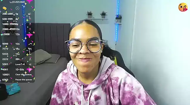 Nina lovee  online show from 24, 2, 2025