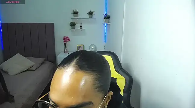 Nina lovee  online show from 26, 2, 2025