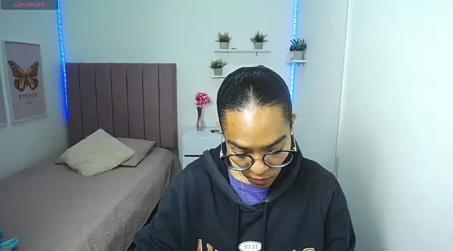 Nina lovee  online show from 28, 2, 2025