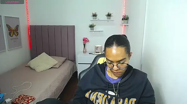 Nina lovee  online show from 28, 2, 2025