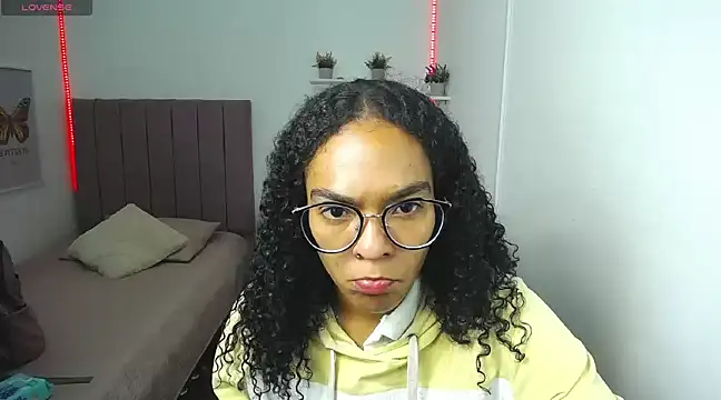 Nina lovee  online show from 4, 3, 2025