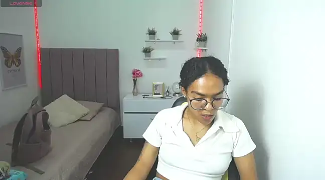 Nina lovee  online show from 4, 3, 2025