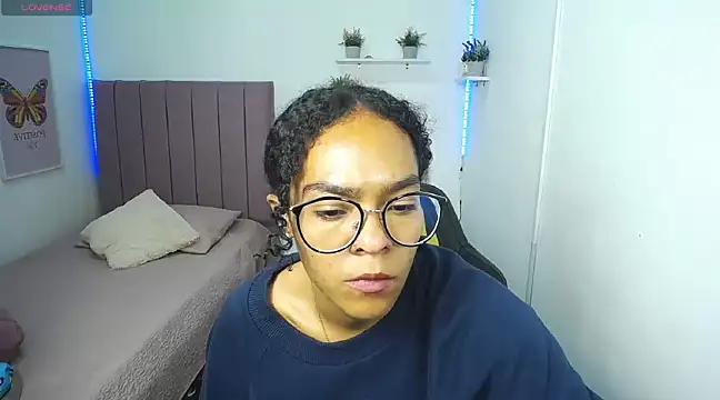 Nina lovee  online show from 6, 3, 2025