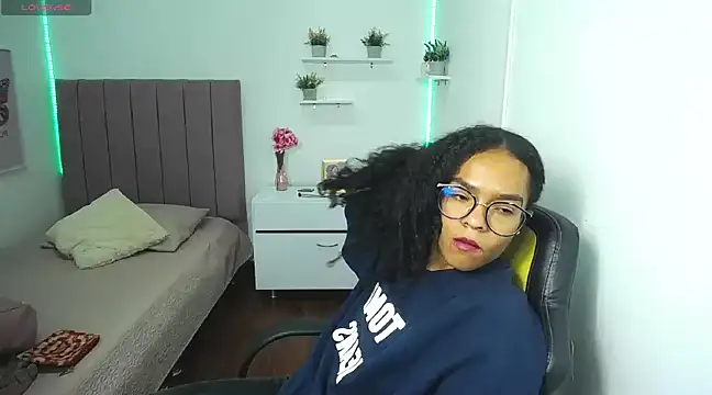 Nina lovee  online show from 6, 3, 2025