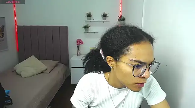 Nina lovee  online show from 7, 3, 2025