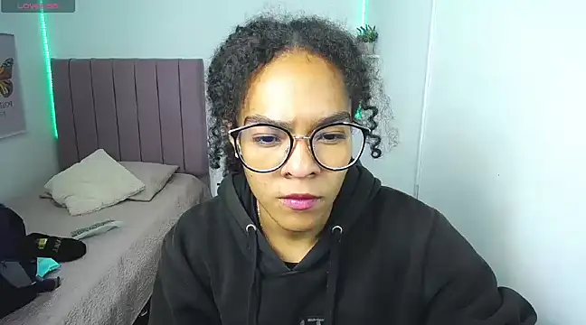 Nina lovee  online show from 10, 3, 2025