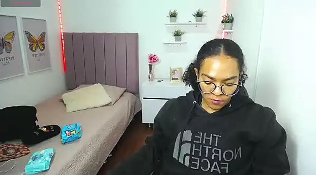 Nina lovee  online show from 12, 3, 2025