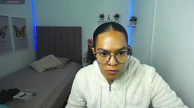 Nina lovee  online show from 14, 3, 2025