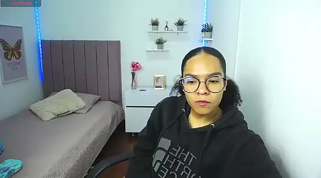 Nina lovee  online show from 15, 3, 2025