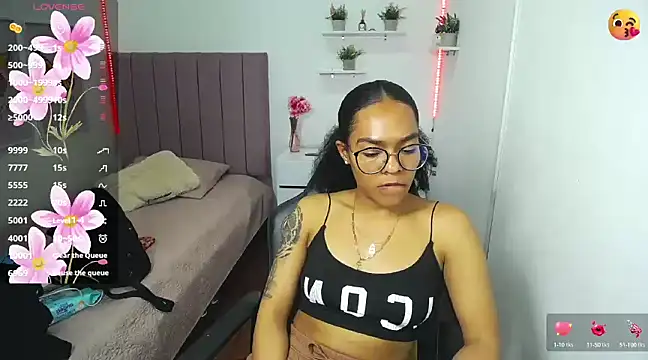 Nina lovee  online show from 15, 3, 2025