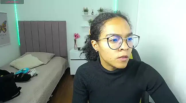 Nina lovee  online show from 18, 3, 2025
