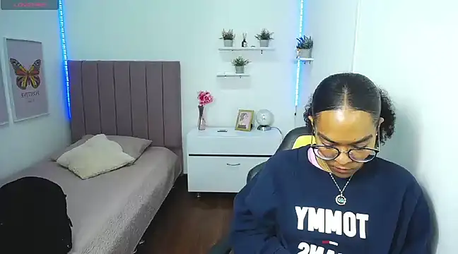 Nina lovee  online show from 20, 3, 2025
