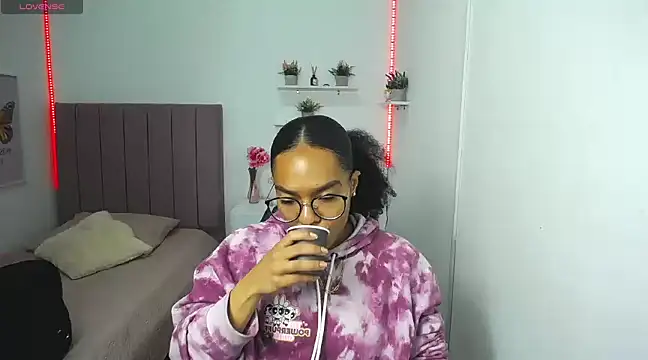Nina lovee  online show from 21, 3, 2025