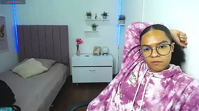 Nina lovee  online show from 21, 3, 2025