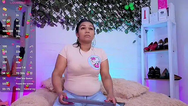 Snapshot of louise_nails chatting on 30, 6, 2026 louise nails online show from 30, 6, 2026