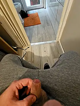 Snapshot of cross10 chatting on 17, 12, 2025 cross10 online show from 17, 12, 2025