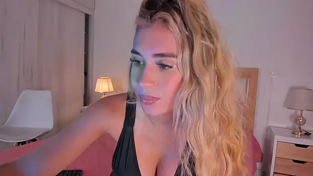 Snapshot of missjuliaa_ chatting on 18, 12, 2024 missjuliaa online show from 18, 12, 2024