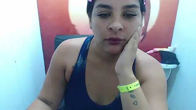 Snapshot of Laura_hottt chatting on 3, 10, 2025 Laura hottt online show from 3, 10, 2025