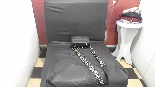 Snapshot of Laura_hottt chatting on 17, 10, 2025 Laura hottt online show from 17, 10, 2025