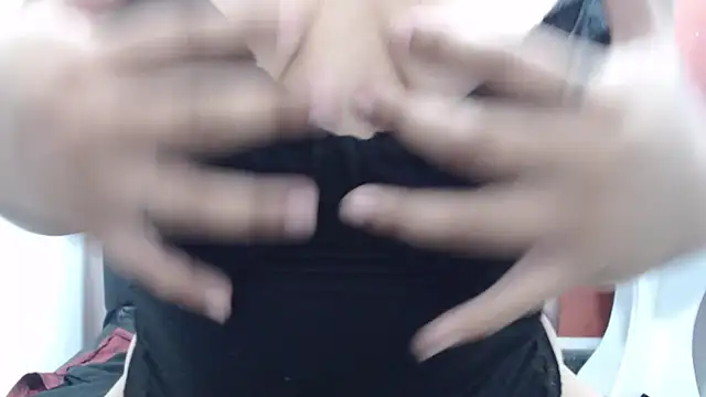 Snapshot of Laura_hottt chatting on 15, 11, 2025 Laura hottt online show from 15, 11, 2025