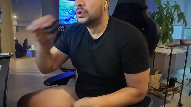 Snapshot of HungandThickLatin chatting on 25, 12, 2024 HungandThickLatin online show from 25, 12, 2024