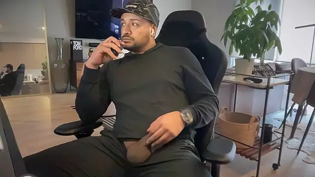 Snapshot of HungandThickLatin chatting on 3, 1, 2025 HungandThickLatin online show from 3, 1, 2025