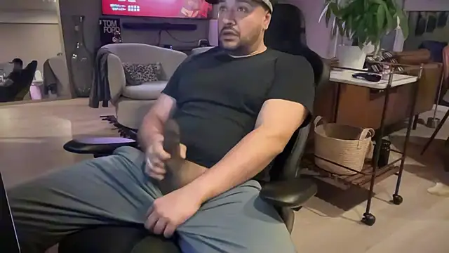 Snapshot of HungandThickLatin chatting on 5, 1, 2025 HungandThickLatin online show from 5, 1, 2025