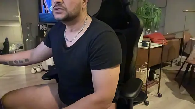 Snapshot of HungandThickLatin chatting on 12, 1, 2025 HungandThickLatin online show from 12, 1, 2025