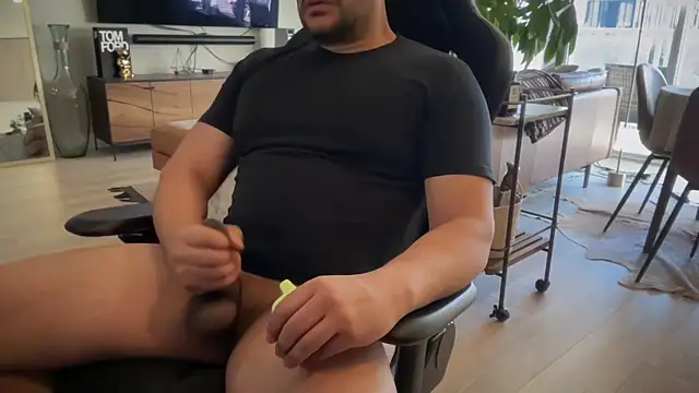 Snapshot of HungandThickLatin chatting on 21, 1, 2025 HungandThickLatin online show from 21, 1, 2025