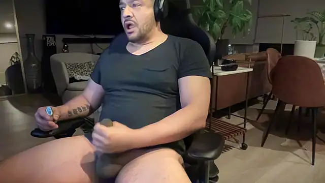 Snapshot of HungandThickLatin chatting on 21, 3, 2025 HungandThickLatin online show from 21, 3, 2025