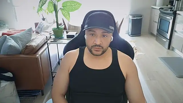 Snapshot of HungandThickLatin chatting on 25, 11, 2025 HungandThickLatin online show from 25, 11, 2025