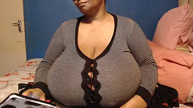 Snapshot of CUTEFIRMMELONSS chatting on 1, 10, 2025 CUTEFIRMMELONSS online show from 1, 10, 2025