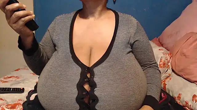 Snapshot of CUTEFIRMMELONSS chatting on 9, 10, 2025 CUTEFIRMMELONSS online show from 9, 10, 2025