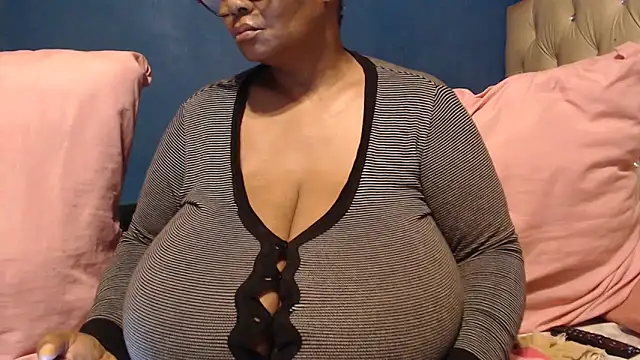 Snapshot of CUTEFIRMMELONSS chatting on 18, 10, 2025 CUTEFIRMMELONSS online show from 18, 10, 2025