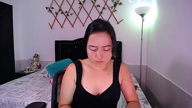 Snapshot of naughty_girl_4u chatting on 12, 11, 2025 naughty girl 4u online show from 12, 11, 2025