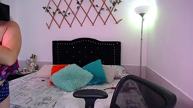 Snapshot of naughty_girl_4u chatting on 13, 11, 2025 naughty girl 4u online show from 13, 11, 2025