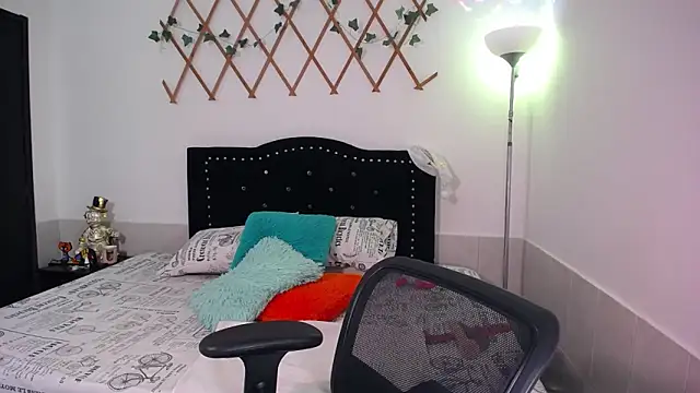 Snapshot of naughty_girl_4u chatting on 15, 12, 2025 naughty girl 4u online show from 15, 12, 2025