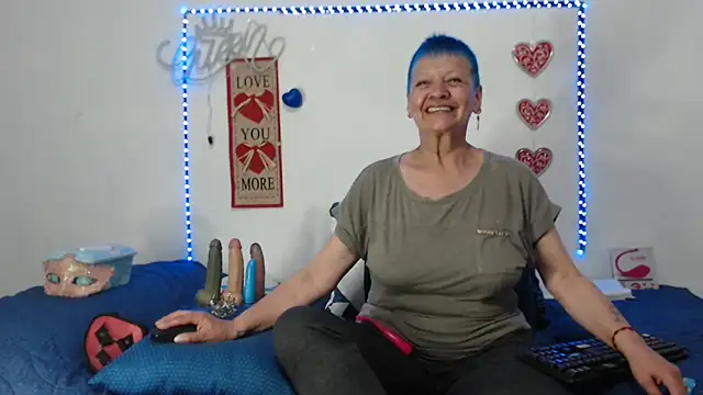 Snapshot of loquitaqueen011 chatting on 8, 3, 2025 loquitaqueen011 online show from 8, 3, 2025