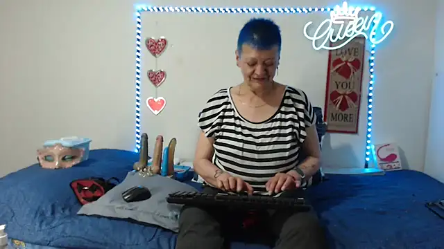 Snapshot of loquitaqueen011 chatting on 8, 9, 2025 loquitaqueen011 online show from 8, 9, 2025